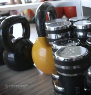 kettlebells και αλτήρες στο powersport gym institute