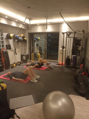 Άνθρωποι που είναι ξαπλωμένοι και κάνουν functional training