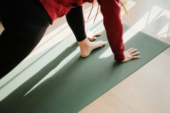 γυναίκα που κάνει Pilates